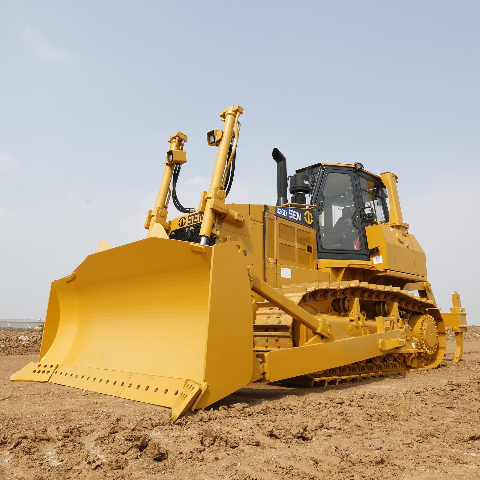 Бульдозер гусеничный SEM 826 D 260 л. с. 8 т