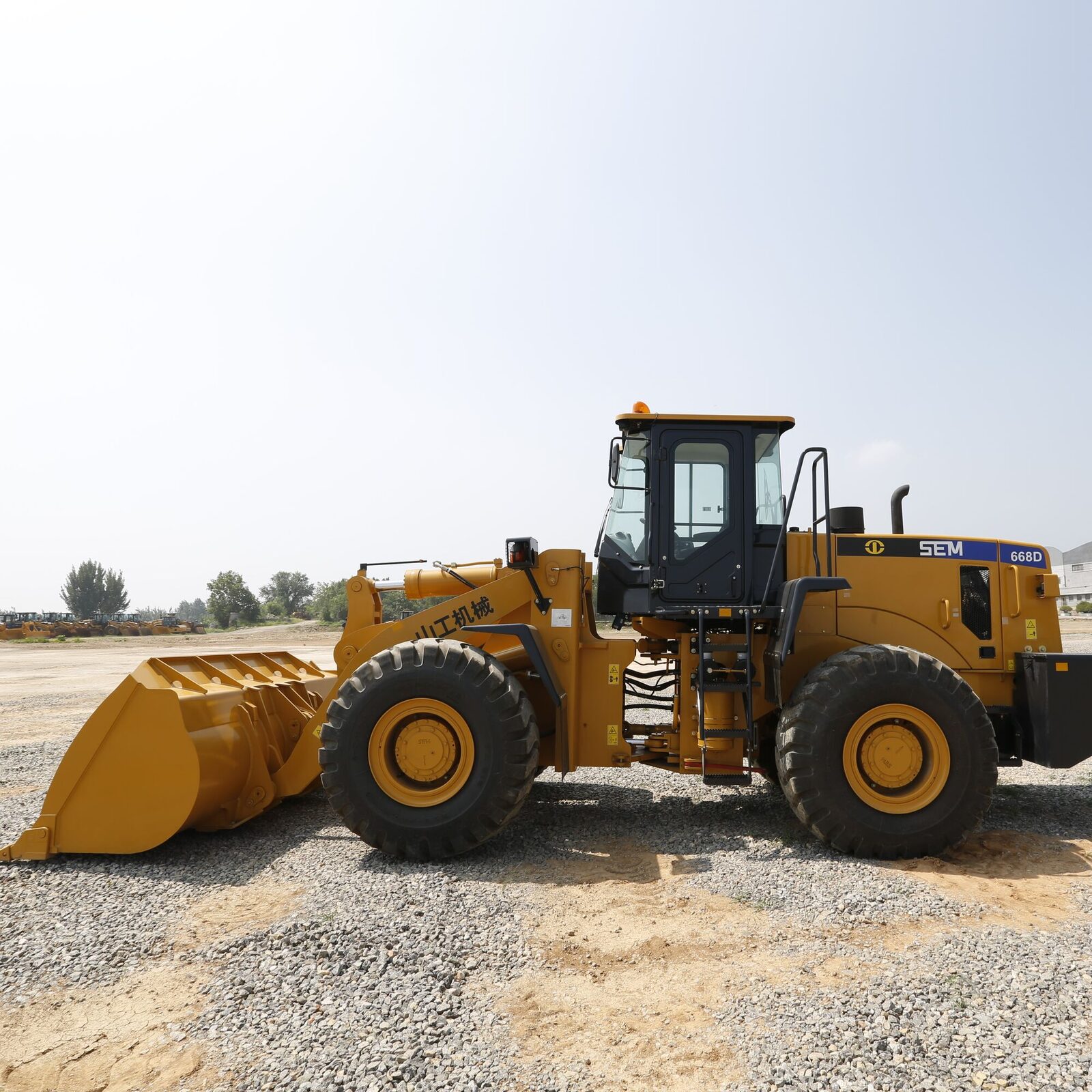 Погрузчик фронтальный SEM 668 D 6 т 240 л. с.